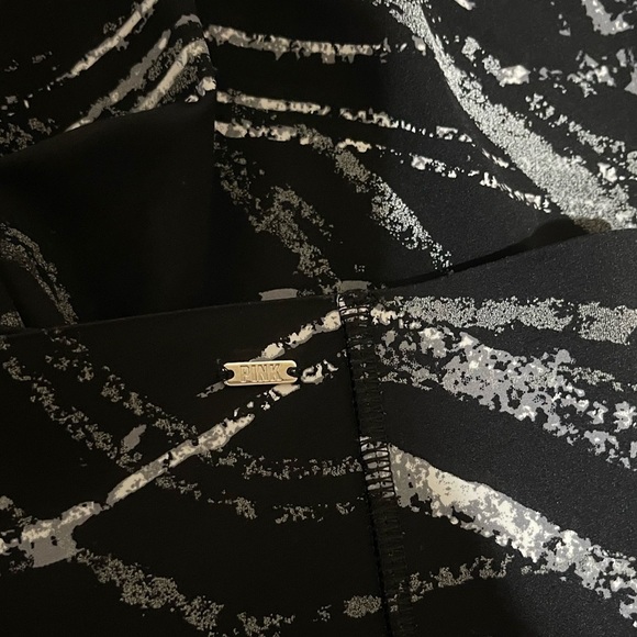 Women’s Victoria’s Secret PINK active black w/ gray & white pattern leggings Sm - Picture 5 of 5